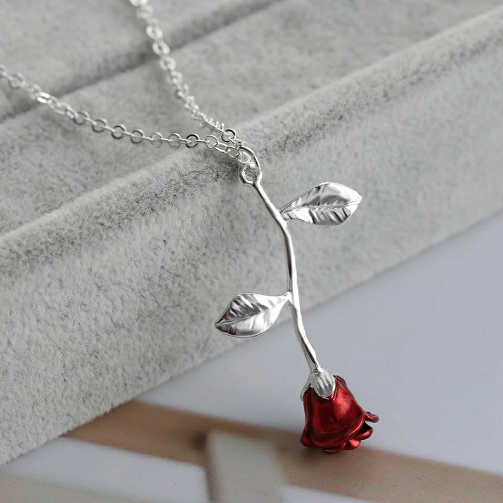 NWT Romance Rose Necklace